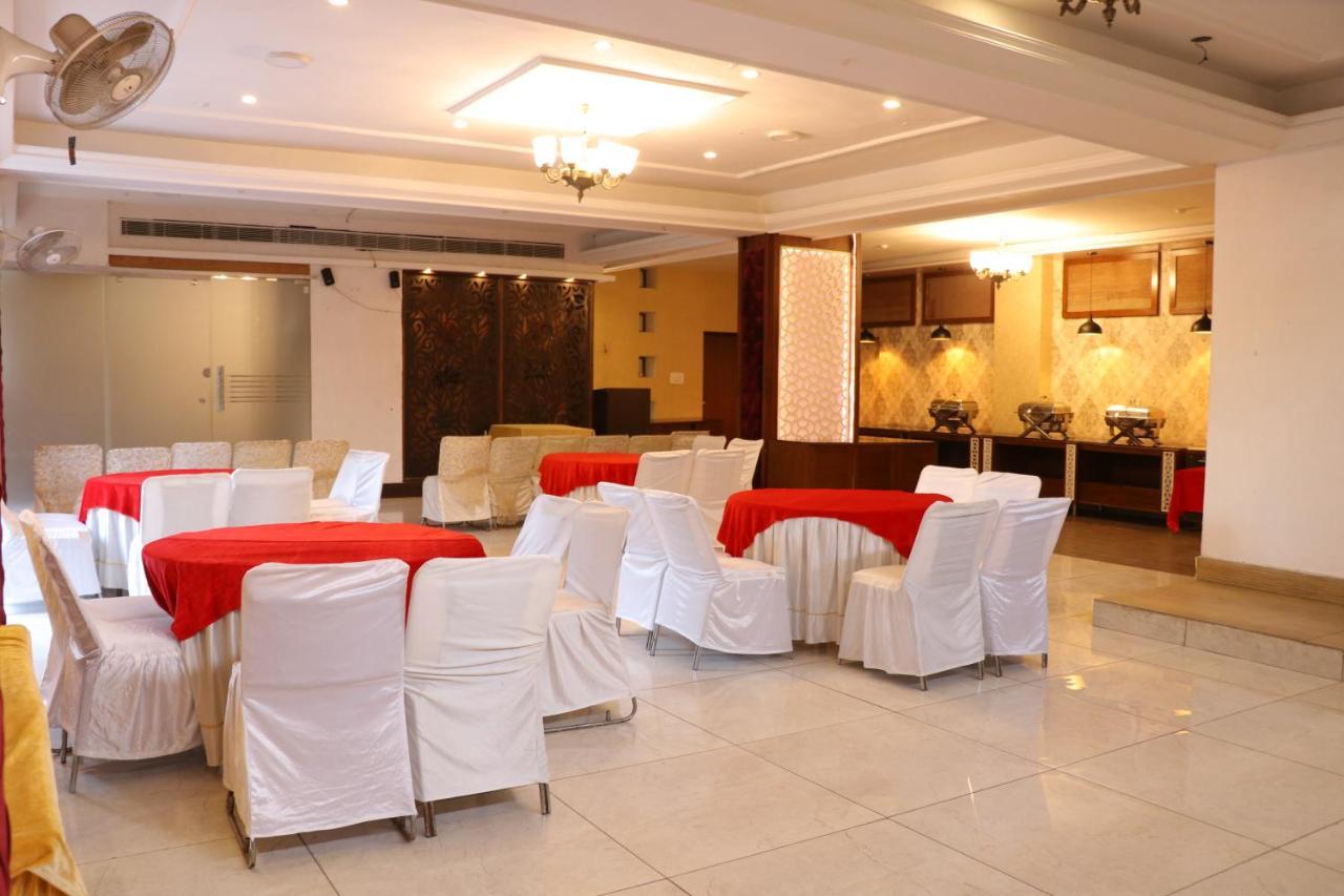 Hotel Pushap Palace Patiala Ngoại thất bức ảnh
