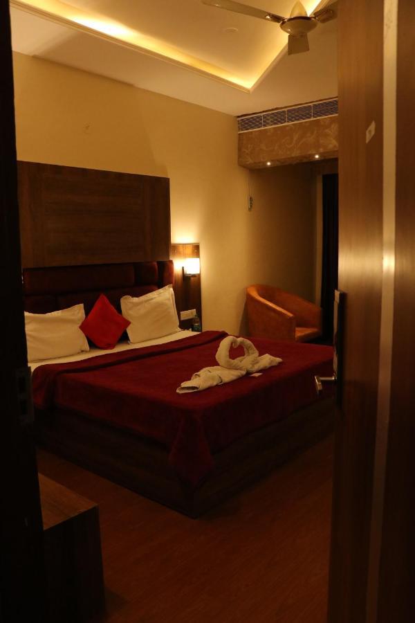 Hotel Pushap Palace Patiala Ngoại thất bức ảnh