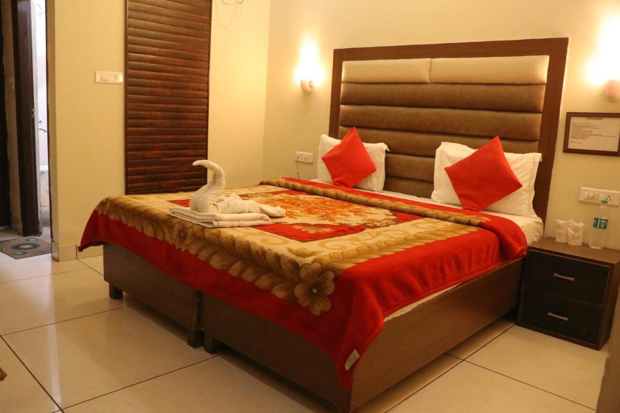 Hotel Pushap Palace Patiala Ngoại thất bức ảnh