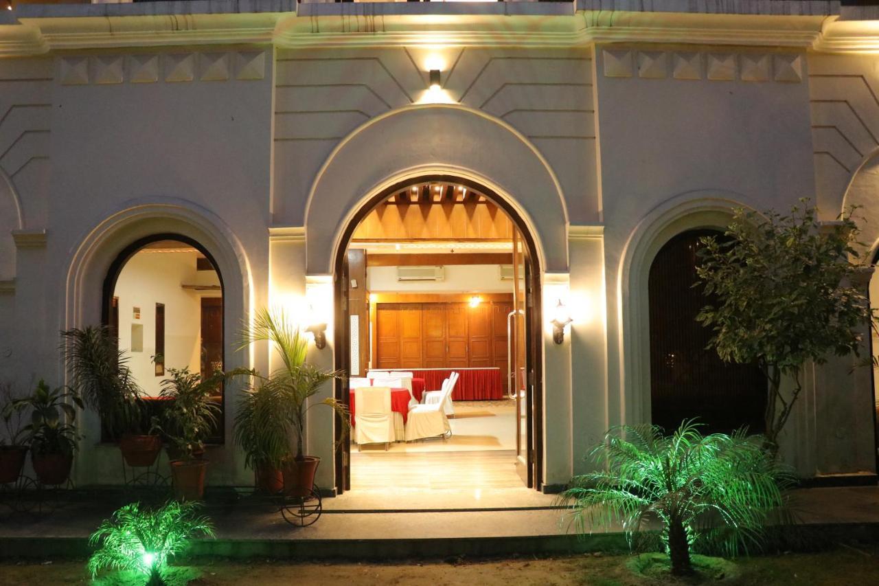 Hotel Pushap Palace Patiala Ngoại thất bức ảnh