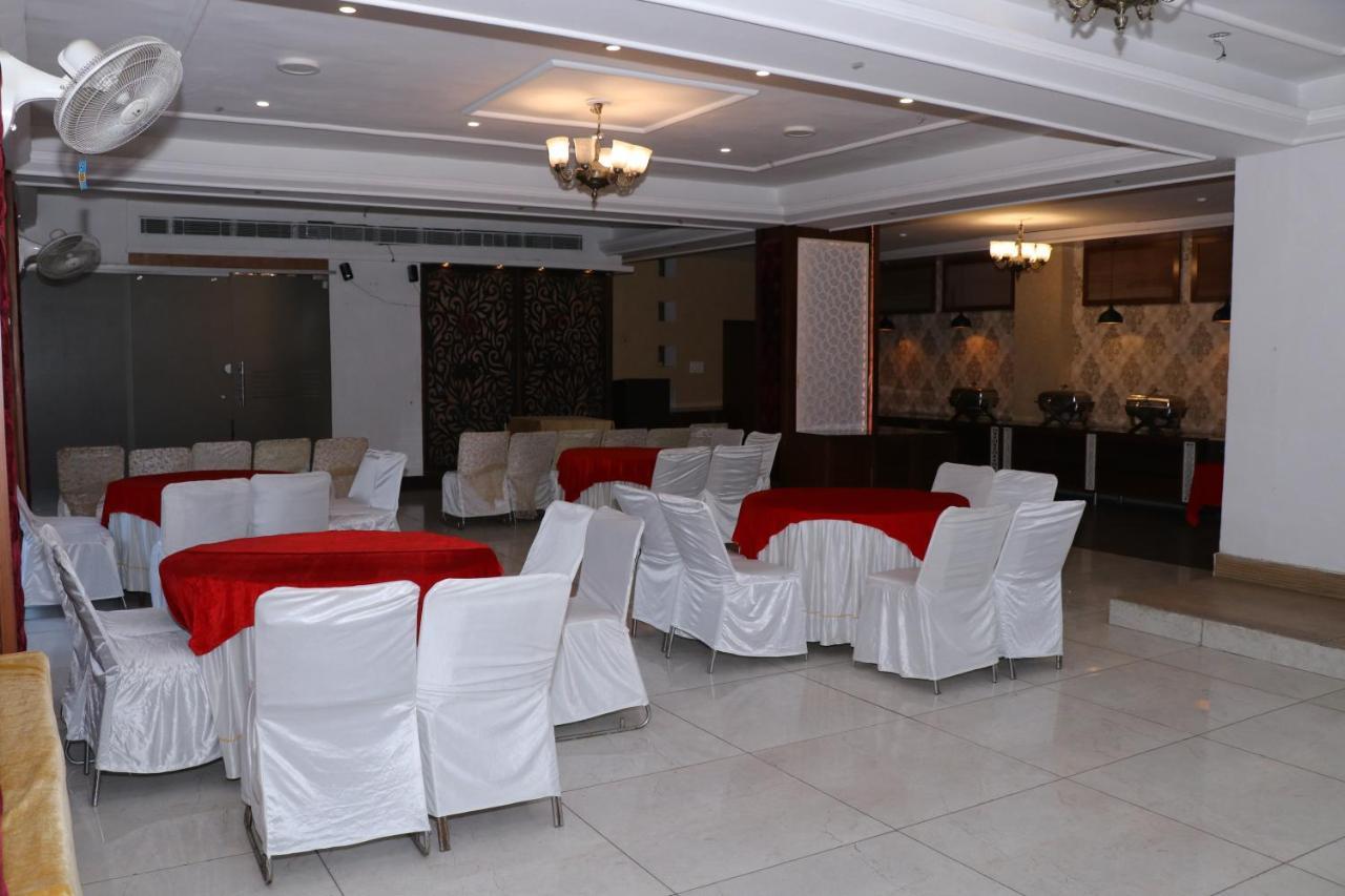 Hotel Pushap Palace Patiala Ngoại thất bức ảnh