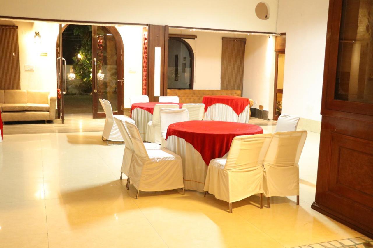 Hotel Pushap Palace Patiala Ngoại thất bức ảnh