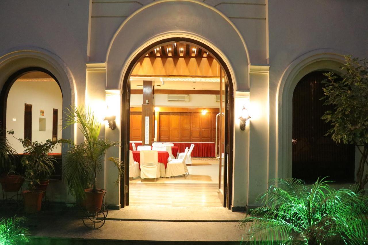 Hotel Pushap Palace Patiala Ngoại thất bức ảnh